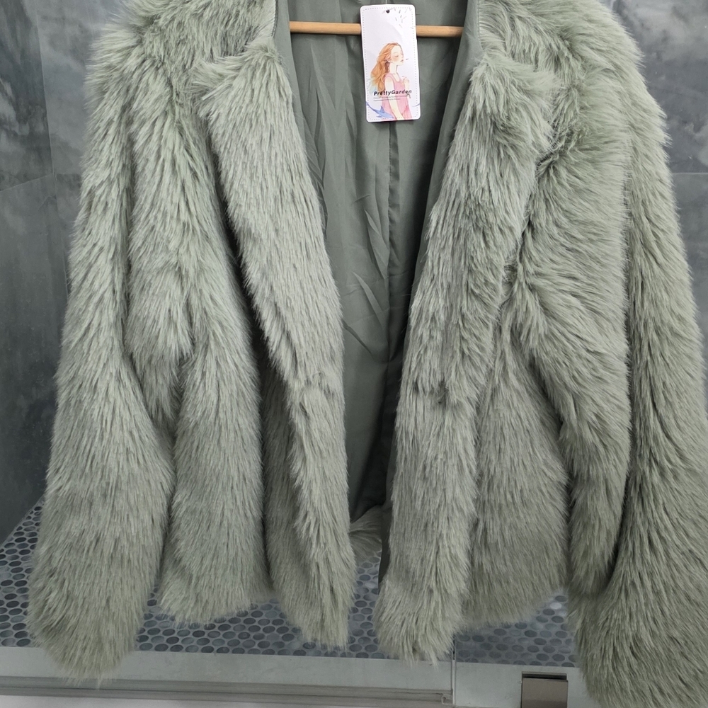 Women’s Cropped Faux Fur Jacket Cost with Side Pockets Plush Fluffy and Soft
